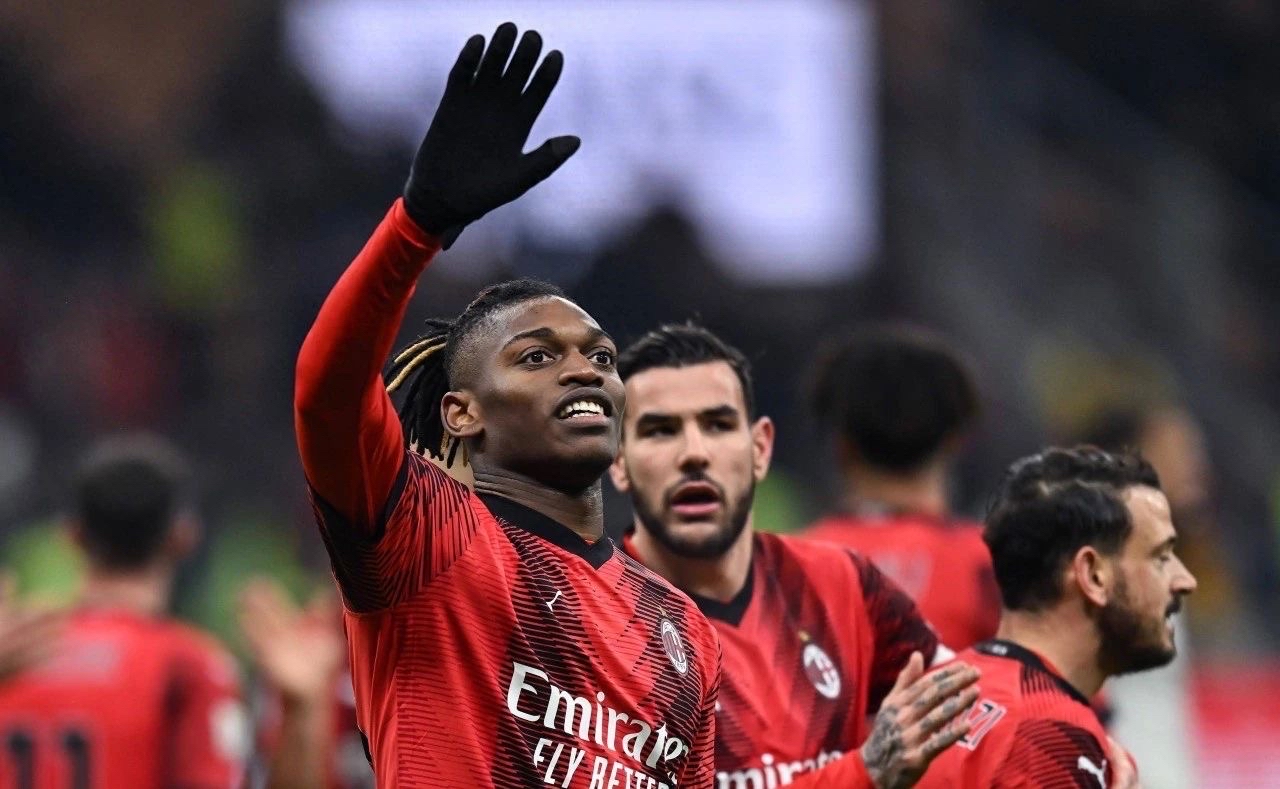 关于AC米兰升至联赛榜首，夺冠希望大增的信息