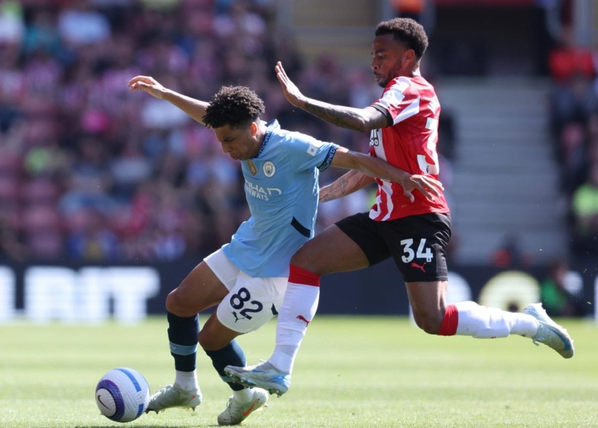 曼城连续四场零封,稳坐榜首 曼城连续四场零封,稳坐榜首