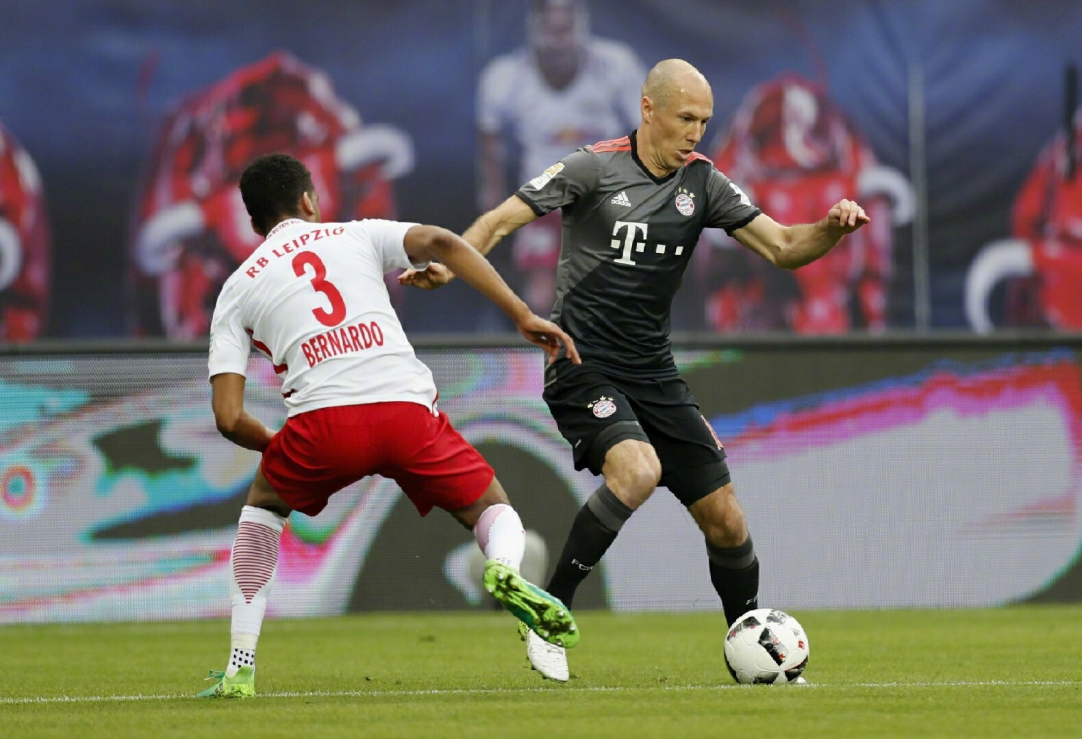 莱万多夫斯基独揽全场，拜仁压倒对手的简单介绍