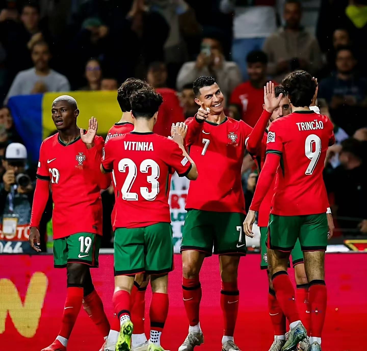 葡萄牙前锋连进两球,击败希腊 葡萄牙前锋连进两球,击败希腊