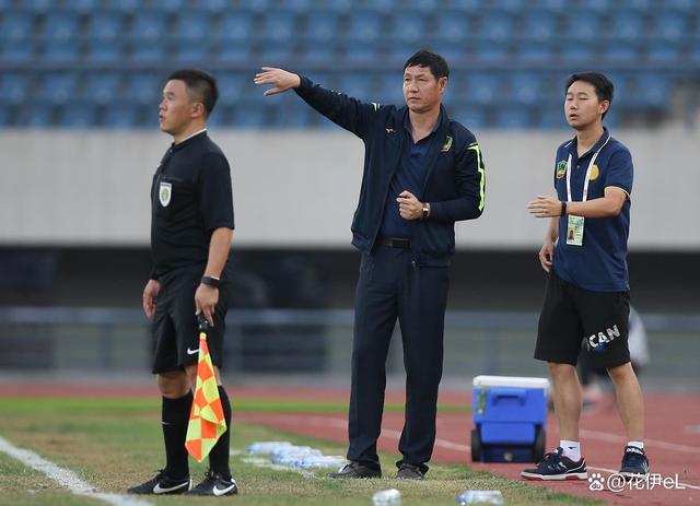 队员们拼尽全力,为了球队的荣誉而努力奋斗 队员们拼尽全力,为了球队的荣誉而努力奋斗