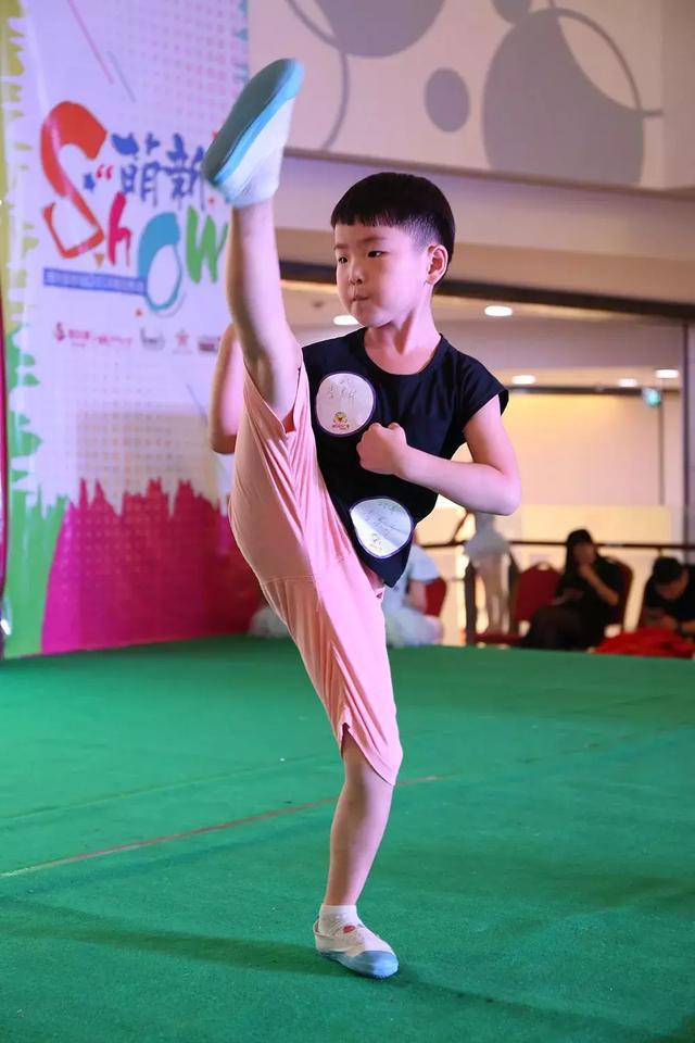 欧洲足球明星参加儿童慈善活动,感人至深 欧洲足球明星参加儿童慈善活动,感人至深