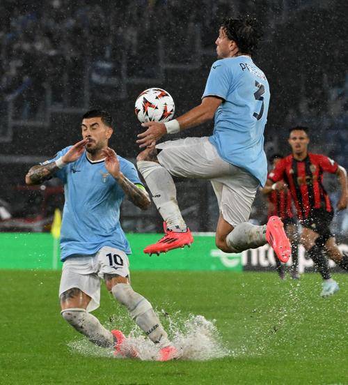 国际赛场上的豪门碰撞,谁能笑到最后?的简单介绍 国际赛场上的豪门碰撞,谁能笑到最后?的简单介绍