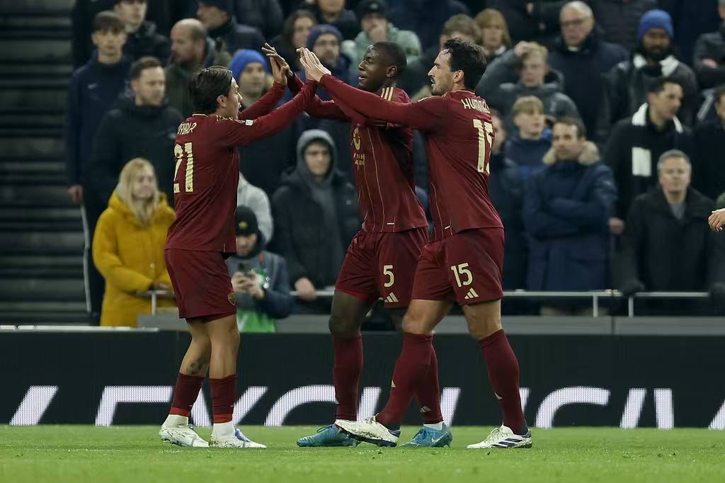 曼联球队备战重要欧冠淘汰赛,备受关注 曼联球队备战重要欧冠淘汰赛,备受关注