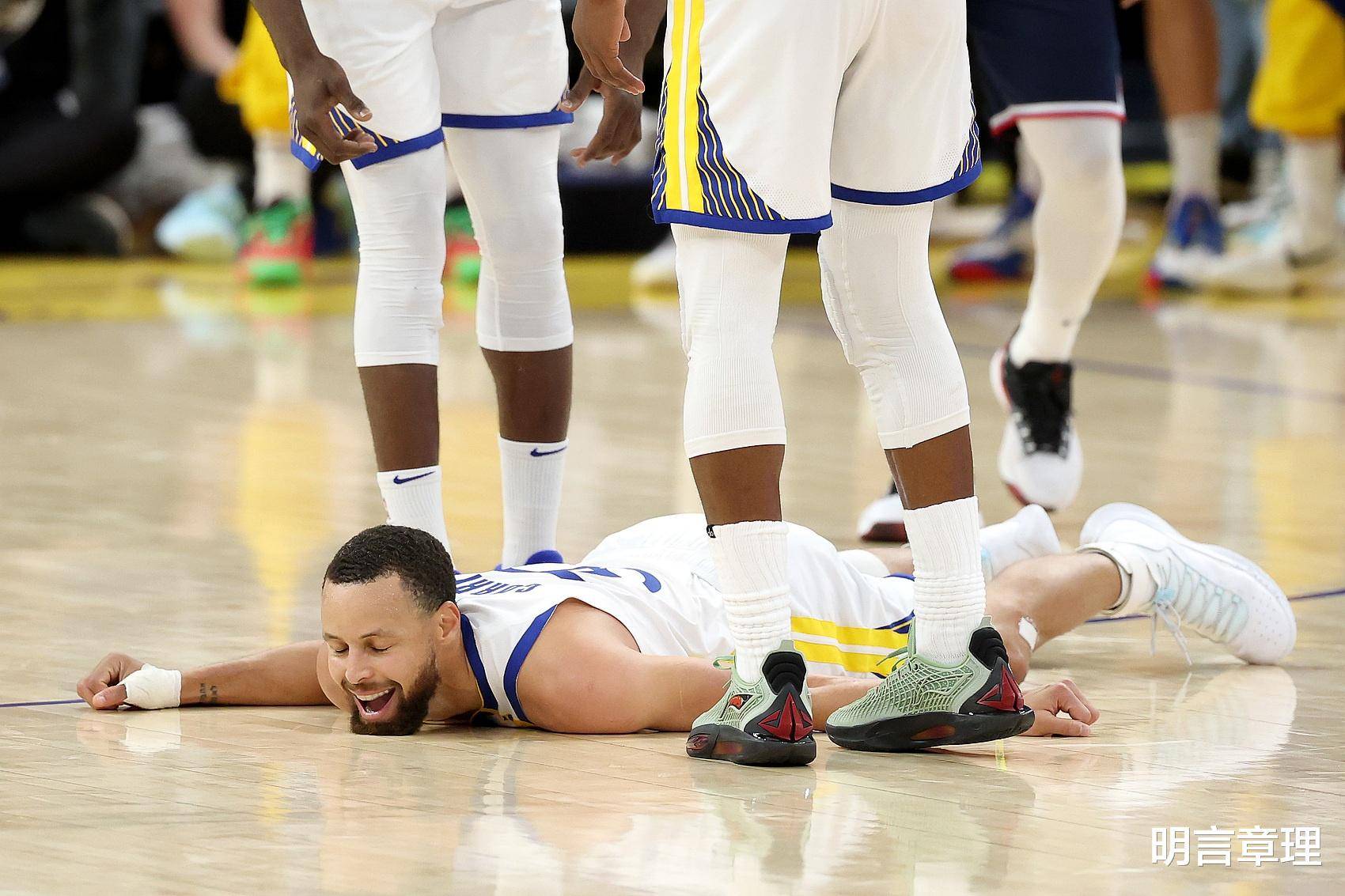 勇士主场坚守,突围2连败压力,总决赛战况激烈 勇士主场坚守,突围2连败压力,总决赛战况激烈