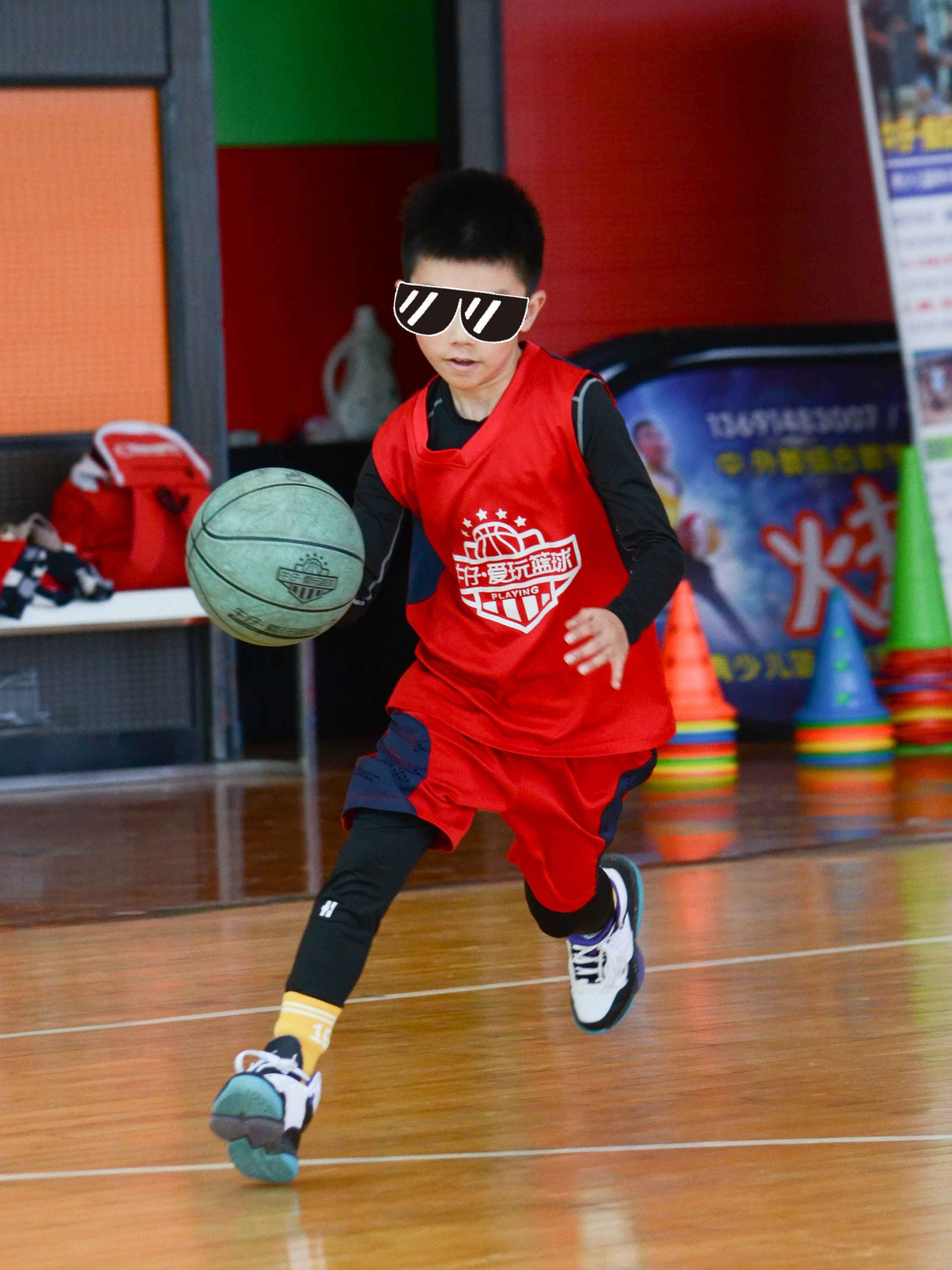 球场上篮球擦出激烈火花，粉丝为之疯狂