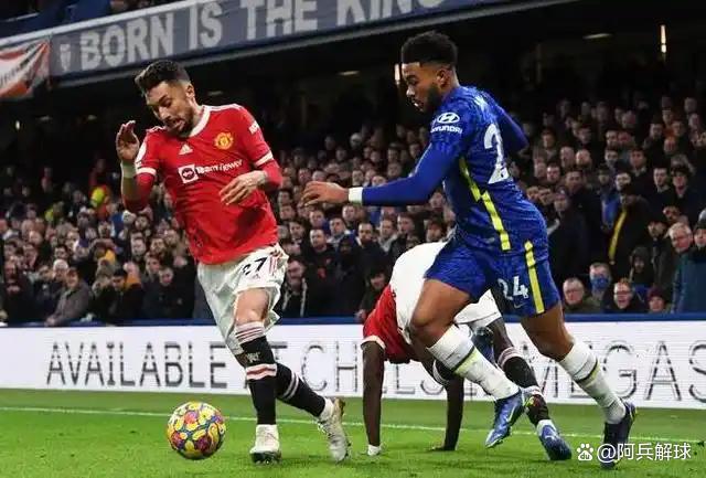 球场上的激烈竞争吸引众多观众关注 球场上的激烈竞争吸引众多观众关注