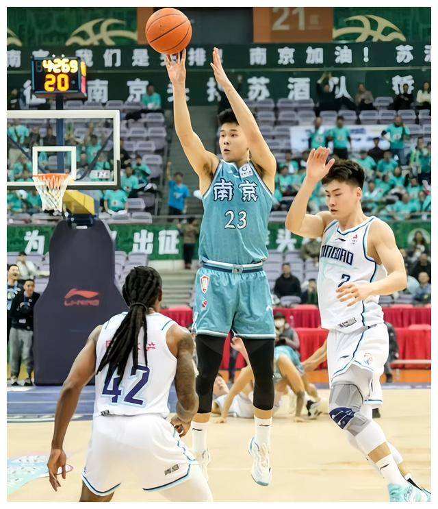 国内联赛新秀表现引发球迷关注