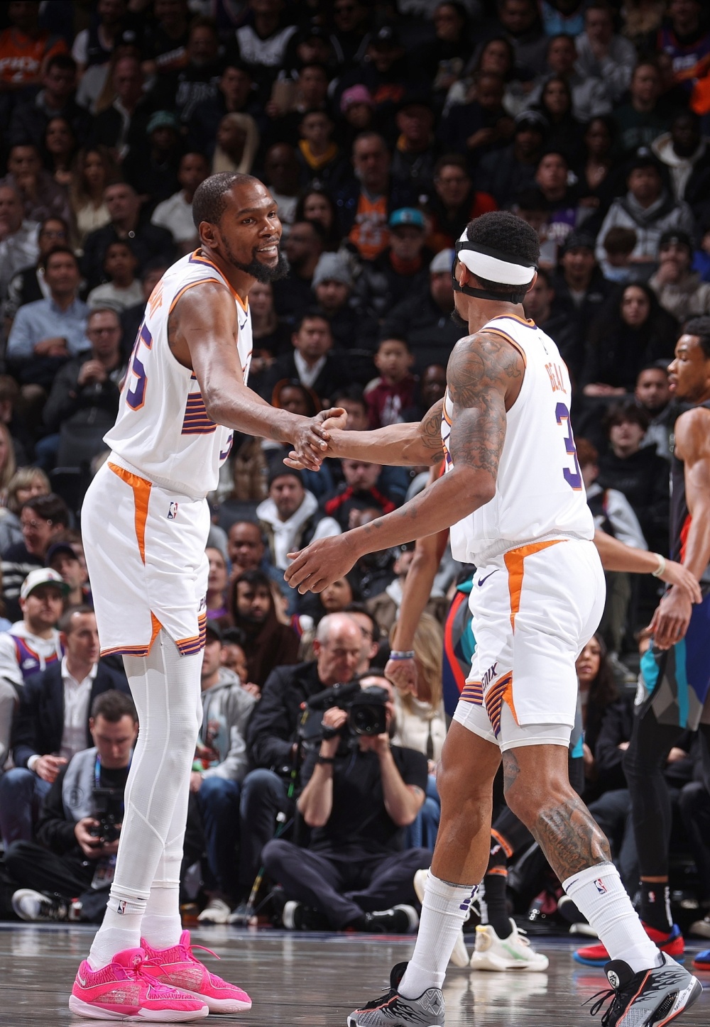 太阳主场惊险击败篮网,终结连败 太阳主场惊险击败篮网,终结连败